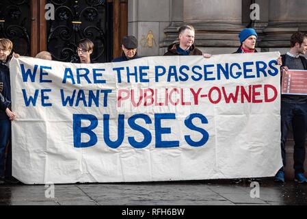 Eine Gruppe von Demonstranten werden gesehen, halten ein Banner während der Rallye. Die Organisation namens Glasgow erhalten Sie beweglich gehalten ein Protest, außerhalb der Stadt, Kammern in Glasgow vor Übergabe eine Box mit 10,727 Unterschriften an die Mitglieder des Rates, sagen, daß der Verkehr nicht in die Hände von privaten Unternehmen, sondern in der Öffentlichkeit werden sollte. Stockfoto