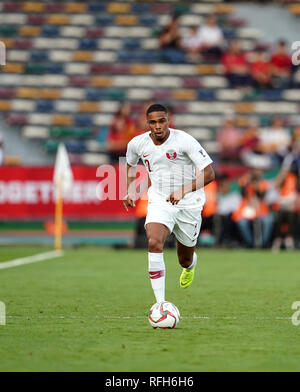 25. Januar 2019, Zayed Sports City Stadium, Abu Dhabi, Vereinigte Arabische Emirate; AFC Asian Cup Fußball Viertelfinale, Südkorea gegen Katar; R&#xf3; -R&#xf3; von Katar bricht auf der Kugel Stockfoto