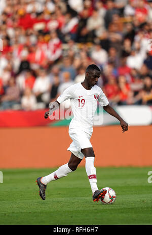 25. Januar 2019, Zayed Sports City Stadium, Abu Dhabi, Vereinigte Arabische Emirate; AFC Asian Cup Fußball Viertelfinale, Südkorea gegen Katar; Almoez Ali von Katar kommt nach vorn auf der Kugel Stockfoto