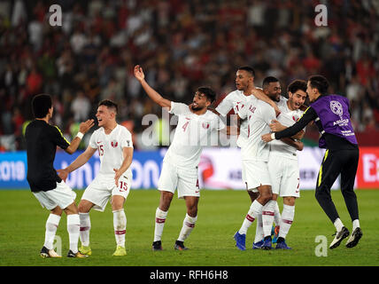 25. Januar 2019, Zayed Sports City Stadium, Abu Dhabi, Vereinigte Arabische Emirate; AFC Asian Cup Fußball Viertelfinale, Südkorea gegen Katar, Katar feiern ihren Gewinn 1-0 Stockfoto