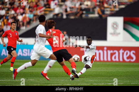 25. Januar 2019, Zayed Sports City Stadium, Abu Dhabi, Vereinigte Arabische Emirate; AFC Asian Cup Fußball Viertelfinale, Südkorea gegen Katar; Almoez Ali von Katar schießen auf Ziel Stockfoto