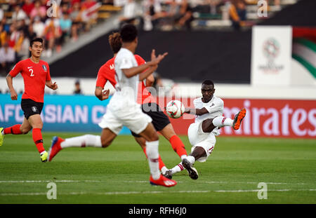 25. Januar 2019, Zayed Sports City Stadium, Abu Dhabi, Vereinigte Arabische Emirate; AFC Asian Cup Fußball Viertelfinale, Südkorea gegen Katar; Almoez Ali von Katar schießen auf Ziel Stockfoto