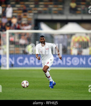 25. Januar 2019, Zayed Sports City Stadium, Abu Dhabi, Vereinigte Arabische Emirate; AFC Asian Cup Fußball Viertelfinale, Südkorea gegen Katar; Abdulaziz Hatem von Katar bringt den Ball nach vorne Stockfoto