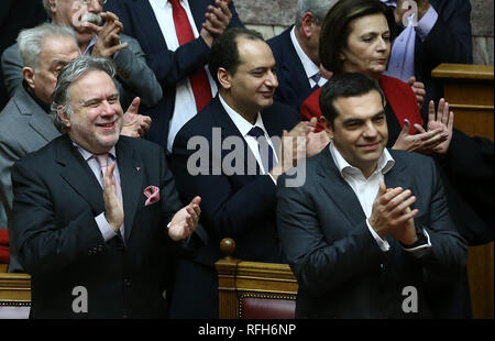 Athen, Griechenland. 25 Jan, 2019. Mitgliedern der griechischen Regierung applaudieren nach der Abstimmung über ein Abkommen über die Verwendung des Namens Mazedonien in Athen, Griechenland, am 31.01.25., 2019. Das griechische Parlament hat am Freitag das historische Abkommen im vergangenen Sommer erreicht, löst einen fast 28 Jahre alten Streit zwischen Griechenland und der Ehemaligen Jugoslawischen Republik Mazedonien (FYROM) über die Verwendung des Namens Mazedonien. Credit: Marios Lolos/Xinhua/Alamy leben Nachrichten Stockfoto