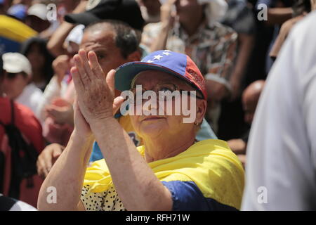 Caracas, Venezuela. 26 Jan, 2019. Eine Frau, die verpackt in einer venezolanischen Flagge ihre Hände klatscht während der Rede von der selbsternannten interim Präsident Guaido in der venezolanischen Hauptstadt. Guaido, der offen Staatsoberhaupt Maduro mit seiner selbst herausgefordert - Verkündigung und wurde von mehreren Regierungen als interimistischer Präsident anerkannt, kündigte einen Aktionsplan für die kommenden Tage. Credit: Rafael Hernandez/dpa/Alamy leben Nachrichten Stockfoto