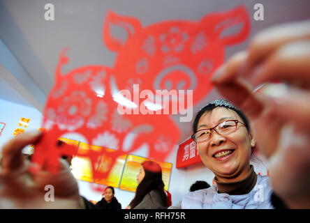 Zhangjiakou, Zhangjiakou, China. 26 Jan, 2019. Zhangjiakou, CHINA - Menschen machen papercuttings in Zhangjiakou,ChinaÃ¢â'¬â"¢s Provinz Hebei. Credit: SIPA Asien/ZUMA Draht/Alamy leben Nachrichten Stockfoto