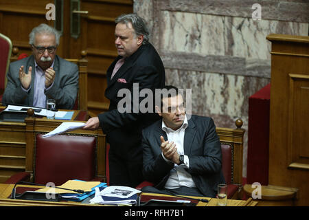 Athen, Griechenland. 25 Jan, 2019. Der griechische Premierminister Alexis Tsipras (Vorne) nimmt an der Abstimmung über ein Abkommen über die Verwendung des Namens Mazedonien in Athen, Griechenland, am 31.01.25., 2019. Das griechische Parlament hat am Freitag das historische Abkommen im vergangenen Sommer erreicht, löst einen fast 28 Jahre alten Streit zwischen Griechenland und der Ehemaligen Jugoslawischen Republik Mazedonien (FYROM) über die Verwendung des Namens Mazedonien. Credit: Marios Lolos/Xinhua/Alamy leben Nachrichten Stockfoto