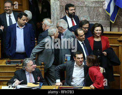 Athen, Griechenland. 25 Jan, 2019. Der griechische Premierminister Alexis Tsipras (2. R, vorne) ist nach der Abstimmung über ein Abkommen über die Verwendung des Namens Mazedonien in Athen, Griechenland, am 31.01.25, 2019 begrüßt. Das griechische Parlament hat am Freitag das historische Abkommen im vergangenen Sommer erreicht, löst einen fast 28 Jahre alten Streit zwischen Griechenland und der Ehemaligen Jugoslawischen Republik Mazedonien (FYROM) über die Verwendung des Namens Mazedonien. Credit: Marios Lolos/Xinhua/Alamy leben Nachrichten Stockfoto