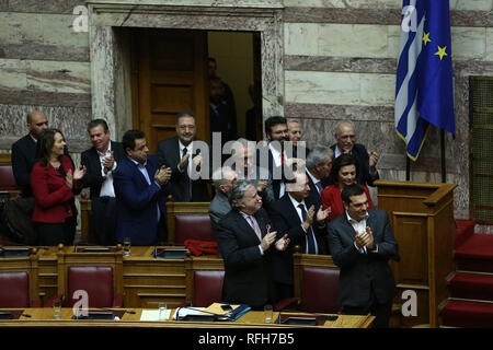 Athen, Griechenland. 25 Jan, 2019. Mitgliedern der griechischen Regierung applaudieren nach der Abstimmung über ein Abkommen über die Verwendung des Namens Mazedonien in Athen, Griechenland, am 31.01.25., 2019. Das griechische Parlament hat am Freitag das historische Abkommen im vergangenen Sommer erreicht, löst einen fast 28 Jahre alten Streit zwischen Griechenland und der Ehemaligen Jugoslawischen Republik Mazedonien (FYROM) über die Verwendung des Namens Mazedonien. Credit: Marios Lolos/Xinhua/Alamy leben Nachrichten Stockfoto