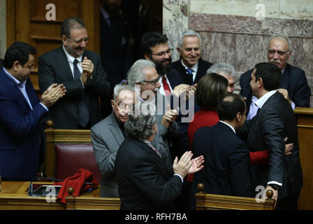 Athen, Griechenland. 25 Jan, 2019. Der griechische Premierminister Alexis Tsipras (2. R) ist nach der Abstimmung über ein Abkommen über die Verwendung des Namens Mazedonien in Athen, Griechenland, am 31.01.25, 2019 begrüßt. Das griechische Parlament hat am Freitag das historische Abkommen im vergangenen Sommer erreicht, löst einen fast 28 Jahre alten Streit zwischen Griechenland und der Ehemaligen Jugoslawischen Republik Mazedonien (FYROM) über die Verwendung des Namens Mazedonien. Credit: Marios Lolos/Xinhua/Alamy leben Nachrichten Stockfoto