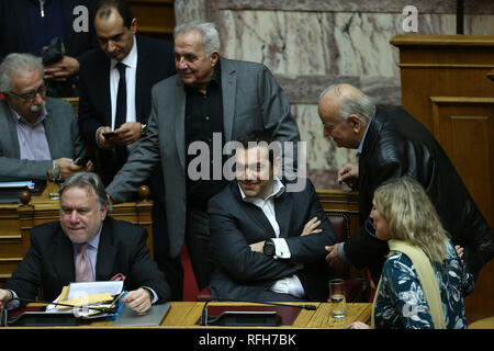 Athen, Griechenland. 25 Jan, 2019. Der griechische Premierminister Alexis Tsipras (C), (Vorne) ist nach der Abstimmung über ein Abkommen über die Verwendung des Namens Mazedonien in Athen, Griechenland, am 31.01.25, 2019 begrüßt. Das griechische Parlament hat am Freitag das historische Abkommen im vergangenen Sommer erreicht, löst einen fast 28 Jahre alten Streit zwischen Griechenland und der Ehemaligen Jugoslawischen Republik Mazedonien (FYROM) über die Verwendung des Namens Mazedonien. Credit: Marios Lolos/Xinhua/Alamy leben Nachrichten Stockfoto