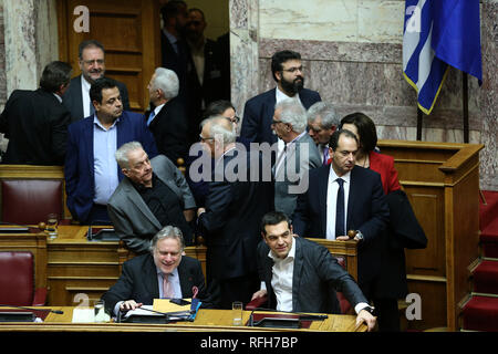 Athen, Griechenland. 25 Jan, 2019. Mitgliedern der griechischen Regierung sind nach der Abstimmung über ein Abkommen über die Verwendung des Namens Mazedonien in Athen, Griechenland, am 31.01.25, 2019 gesehen. Das griechische Parlament hat am Freitag das historische Abkommen im vergangenen Sommer erreicht, löst einen fast 28 Jahre alten Streit zwischen Griechenland und der Ehemaligen Jugoslawischen Republik Mazedonien (FYROM) über die Verwendung des Namens Mazedonien. Credit: Marios Lolos/Xinhua/Alamy leben Nachrichten Stockfoto