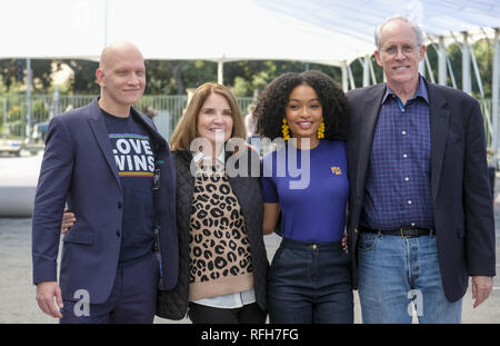 Los Angeles, Kalifornien, USA. 25 Jan, 2019. Von links nach rechts, Anthony Carrigan, Kathy Connell, Yara Shahidi und Daryl Anderson nehmen an der 25. jährlichen Screen Actors Guild Awards Silber Teppich Rollout, in Los Angeles, Freitag, Januar 25, 2019 Credit: Ringo Chiu/ZUMA Draht/Alamy leben Nachrichten Stockfoto