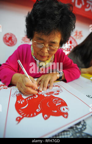 Zhangjiakou, Zhangjiakou, China. 26 Jan, 2019. Zhangjiakou, CHINA - Menschen machen papercuttings in Zhangjiakou,ChinaÃ¢â'¬â"¢s Provinz Hebei. Credit: SIPA Asien/ZUMA Draht/Alamy leben Nachrichten Stockfoto