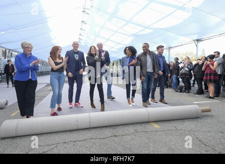 Los Angeles, Kalifornien, USA. 25 Jan, 2019. Von links nach rechts, Lisa Verbrennungen, Elizabeth McLaughlin, Anthony Carrigan, Connell, Daryl Kathy Anderson, Yara Shahidi, Jason George und JD Heyman nehmen an der 25. jährlichen Screen Actors Guild Awards Silber Teppich Rollout, in Los Angeles, Freitag, Januar 25, 2019 Credit: Ringo Chiu/ZUMA Draht/Alamy leben Nachrichten Stockfoto