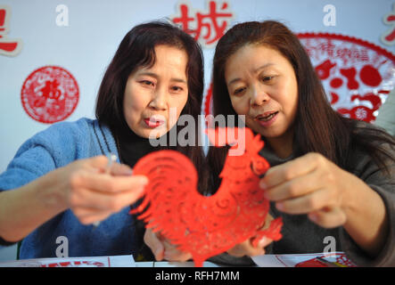 Zhangjiakou, Zhangjiakou, China. 26 Jan, 2019. Zhangjiakou, CHINA - Menschen machen papercuttings in Zhangjiakou,ChinaÃ¢â'¬â"¢s Provinz Hebei. Credit: SIPA Asien/ZUMA Draht/Alamy leben Nachrichten Stockfoto