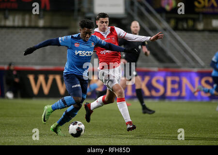 MAASTRICHT - Fußball, 25-01-2019, Stadion De Geusselt", MVV Maastricht - Helmond Sport, Niederländische Keuken Kampioen divisie, Saison 2018/2019, Endergebnis, Helmond Sport player Maiky Fecunda (L) und MVV Maastricht player Koen Kostons. Stockfoto