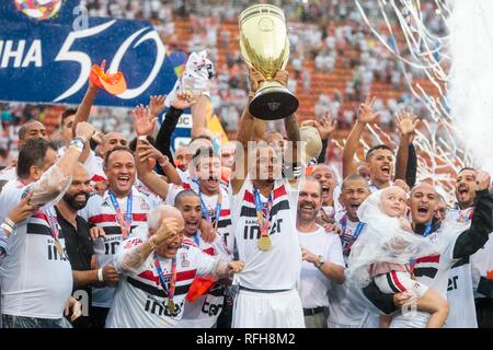 Sao Paulo, Brasilien. 25 Jan, 2019. SP - Sao Paulo - 01/25/2019 - Sao Paulo 2019 Schale, Sao Paulo und Vasco - Sao Paulo Spieler den Titel gegen Vasco im Pacaembu-stadion Feiern für die 2019 Copa Sao Paulo Meisterschaft. Foto: Marcello Zambrana/AGIF AGIF/Alamy Credit: Live-Nachrichten Stockfoto