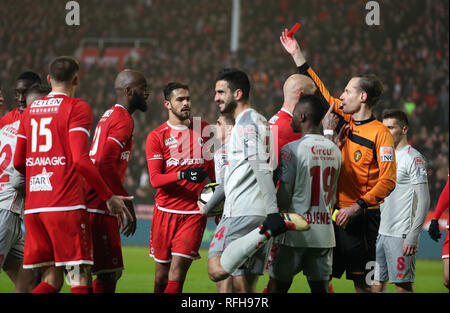 ANTWERPEN, Belgien - Januar 25: Schiedsrichter Wim Smet gibt Didier Lamkel Ze von Antwerpen eine rote Karte während der Jupiler Pro League Spieltag 23 zwischen Royal Antwerpen Fc und Standard de Liège am Januar 25, 2019 in Antwerpen, Belgien. (Foto von Vincent Van Tür Stockfoto