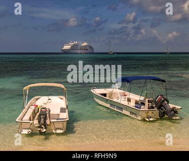 März 27, 2005 - Grand Turk, Turks- und Caicosinseln - Zwei kleine Motorboote vom Oasis Divers, ein Grand Turk Island Tour Operator, sind auf den Sand auf den Strand gesetzt. Ein Kreuzfahrtschiff ist off shore verankert. (Bild: © Arnold Drapkin/ZUMA Draht) Stockfoto