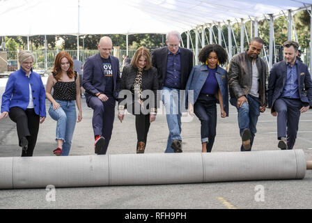 Januar 25, 2019 - Los Angeles, Kalifornien, USA - von links nach rechts, Lisa Verbrennungen, Elizabeth McLaughlin, Anthony Carrigan, Connell, Daryl Kathy Anderson, Yara Shahidi, Jason George und JD Heyman nehmen an der 25. jährlichen Screen Actors Guild Awards Silber Teppich Rollout, in Los Angeles, Freitag, Januar 25, 2019 (Bild: © Ringo Chiu/ZUMA Draht) Stockfoto