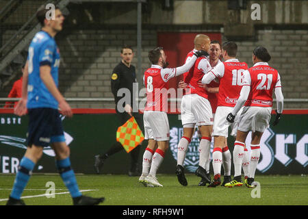 MAASTRICHT - Fußball, 25-01-2019, Stadion De Geusselt", MVV Maastricht - Helmond Sport, Niederländische Keuken Kampioen divisie, Saison 2018/2019, Endergebnis 3-0, MVV Maastricht feiert das 1:0. Stockfoto