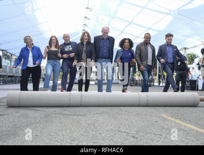 Los Angeles, Kalifornien, USA. 25 Jan, 2019. Von links nach rechts, LISA VERBRENNUNGEN, ELIZABETH MCLAUGHLIN, ANTHONY CARRIGAN, CONNELL, DARYL KATHY ANDERSON, YARA SHAHIDI, JASON GEORGE und JD HEYMAN nehmen an der 25. jährlichen Screen Actors Guild Awards Silber Teppich ausrollen. Credit: Ringo Chiu/ZUMA Draht/Alamy leben Nachrichten Stockfoto