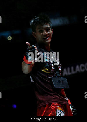 Pasay City, Philippinen. 25 Jan, 2019. Danny Kingad der Philippinen feiert nach dem Sieg gegen Tatsumitsu Wada von Japan während ihrer Fliegengewicht Match in der Meisterschaft in Pasay City, Philippinen, Jan. 25, 2019. Kingad gewann über einstimmige Entscheidung. Credit: rouelle Umali/Xinhua/Alamy leben Nachrichten Stockfoto