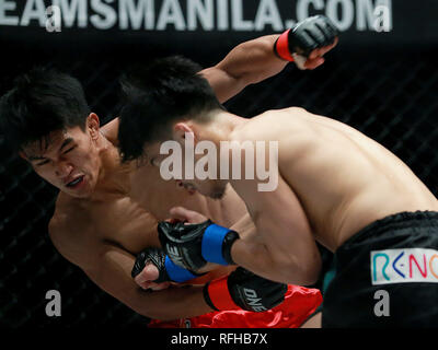 Pasay City, Philippinen. 25 Jan, 2019. Danny Kingad der Philippinen (L) konkurriert gegen Tatsumitsu Wada von Japan während ihrer Fliegengewicht Match in der Meisterschaft in Pasay City, Philippinen, Jan. 25, 2019. Kingad gewann über einstimmige Entscheidung. Credit: rouelle Umali/Xinhua/Alamy leben Nachrichten Stockfoto