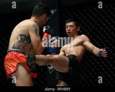 Pasay City, Philippinen. 25 Jan, 2019. Hiroki Akimoto von Japan (R) konkurriert gegen Josh Tonna von Australien während ihrer Fliegengewicht kickboxing Match in der Meisterschaft in Pasay City, Philippinen, Jan. 25, 2019. Akimoto gewann über einstimmige Entscheidung. Credit: rouelle Umali/Xinhua/Alamy leben Nachrichten Stockfoto