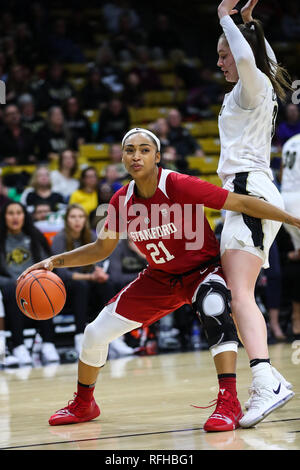 Boulder, CO, USA. 25 Jan, 2019. Stanford Kardinal guard DiJonai Carrington (21) wird durch den Colorado Buffaloes guard Emma Clarke (3) in der ersten Hälfte in der Coors Fall-Mitte in Boulder, CO. Derek Regensburger/CSM/Alamy Leben Nachrichten bewacht Stockfoto