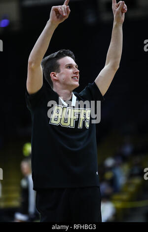 Boulder, CO, USA. 25 Jan, 2019. Ein Kolorado cheerleader Brände bis die Masse während Basketball der Frauen Spiel gegen Stanford in der ersten Hälfte in der Coors Fall-Mitte in Boulder, CO. Derek Regensburger/CSM/Alamy leben Nachrichten Stockfoto