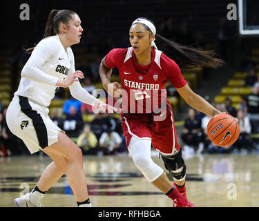 Boulder, CO, USA. 25 Jan, 2019. Die stnaford Dijonai Carrington (21) Antriebe gegen Colorado's Emma Clarke (3) in der ersten Hälfte in der Coors Fall-Mitte in Boulder, CO. Derek Regensburger/CSM/Alamy leben Nachrichten Stockfoto