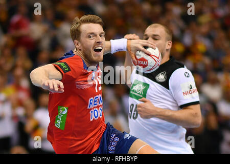 Peking, Deutschland. 25 Jan, 2019. Kristian Bjornsen (L) Norwegen schießt während der IHF Männer Handball WM-Halbfinale zwischen Deutschland und Norwegen in Hamburg, Deutschland, Jan. 25, 2019. Norwegen gewann 31-25. Credit: Ulrich Hufnagel/Xinhua/Alamy leben Nachrichten Stockfoto