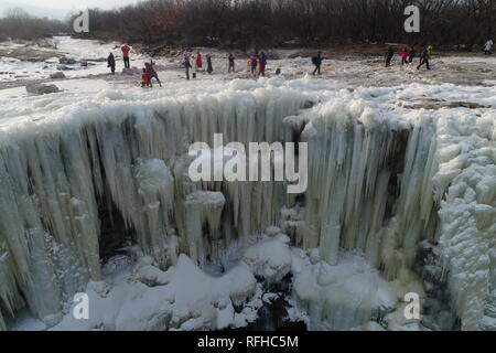 Mudanjiang, China. 25 Jan, 2019. Luftbild am Jan. 25, 2019 zeigt den gefrorenen Wasserfall Diaoshuilou auf die jingpo See, im Nordosten der chinesischen Provinz Heilongjiang. Der natürlich geformte gefrorenen Wasserfall vergrößert wird künstlich in die aktuelle runde Form. Credit: Zhang Chunxiang/Xinhua/Alamy leben Nachrichten Stockfoto