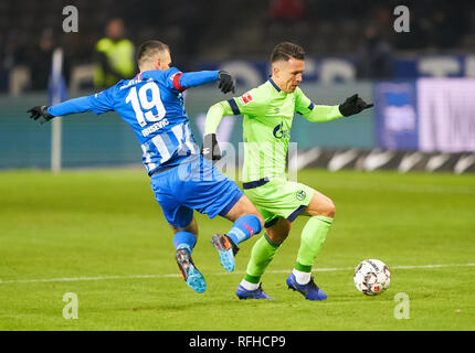 Berlin, Germant. 25. Januar 2019. Vedad IBISEVIC, Hertha 19 konkurrieren um die Kugel, Bekämpfung, Duell, Kopfzeile, Action, Kampf gegen Yevhen KONOPLYANKA, S 04 11 Hertha BSC Berlin - FC Schalke 04 2-2 - DFL-Bestimmungen verbieten die Verwendung von Fotografien als BILDSEQUENZEN und/oder quasi-VIDEO - 1. Deutschen Fußball-Bundesliga in Berlin, Deutschland, 25. Januar 2019 Saison 2018/2019, Spieltag 19, © Peter Schatz/Alamy leben Nachrichten Stockfoto