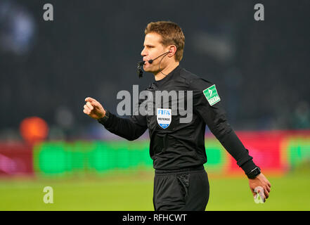 Berlin, Germant. 25. Januar 2019. Schiedsrichter Felix BRYCH mit Pfiff, Gesten, zeigt, ansehen, die individuelle Handlung, Hertha BSC Berlin - FC Schalke 04 2-2 - DFL-Bestimmungen verbieten die Verwendung von Fotografien als BILDSEQUENZEN und/oder quasi-VIDEO - 1. Deutschen Fußball-Bundesliga in Berlin, Deutschland, 25. Januar 2019 Saison 2018/2019, Spieltag 19, © Peter Schatz/Alamy leben Nachrichten Stockfoto