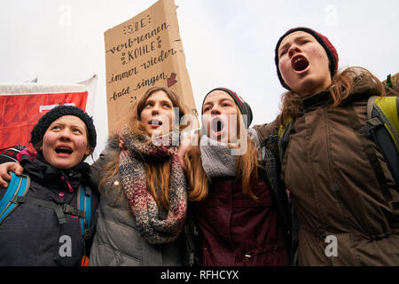 Berlin, Deutschland. 25. Januar 2019. Studenten als "International Solidarity Movement" Freitag für die Zukunft" vor dem Gebäude des Bundesministeriums für Wirtschaft demonstrieren das Klima in Berlin, Deutschland, 25. Januar 2019 zu speichern. © Peter Schatz/Alamy leben Nachrichten Stockfoto