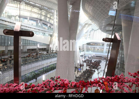 Hongkong, China. 25 Jan, 2019. Das Frühlingsfest Dekorationen sind im West Bahnhof Kowloon in Hong Kong, South China, Jan. 25, 2019 gesehen. Das Frühlingsfest oder das chinesische Mondjahr, fällt in diesem Jahr am 5. Credit: Wu Xiaochu/Xinhua/Alamy leben Nachrichten Stockfoto