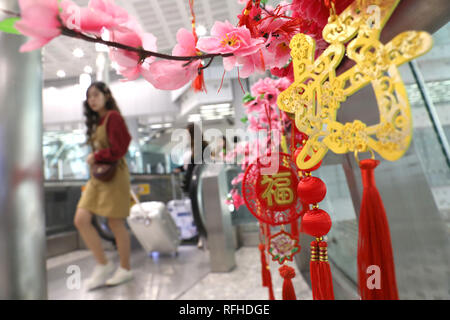 Hongkong, China. 25 Jan, 2019. Das Frühlingsfest Dekorationen sind im West Bahnhof Kowloon in Hong Kong, South China, Jan. 25, 2019 gesehen. Das Frühlingsfest oder das chinesische Mondjahr, fällt in diesem Jahr am 5. Credit: Wu Xiaochu/Xinhua/Alamy leben Nachrichten Stockfoto