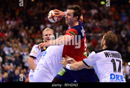 Hamburg, Deutschland. 25 Jan, 2019. Norwegens Sander Sagosen wirft im Ziel neben Deutschland Steffen Weinhold. Credit: Soeren Stache/dpa/Alamy leben Nachrichten Stockfoto