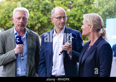 Melbourne, Australien. 26 Jan, 2019. Tennis: Grand Slam, Australien öffnen. Boris Becker (L-R), Leiter des herrentennis an der Deutschen Tennis-bundes, Eurosport Moderator Matthias Stach und Barbara Rittner, Leiter der Geschäftseinheit Women's Tennis an der Deutschen Tennis-bundes, Chat vor der Kamera vor der Frauen- Finale. Credit: Frank Molter/dpa/Alamy leben Nachrichten Stockfoto