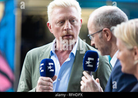 Melbourne, Australien. 26 Jan, 2019. Tennis: Grand Slam, Australien öffnen. Boris Becker (L-R), Leiter des herrentennis an der Deutschen Tennis-bundes, Eurosport Moderator Matthias Stach und Barbara Rittner, Leiter der Geschäftseinheit Women's Tennis an der Deutschen Tennis-bundes, Chat vor der Kamera vor der Frauen- Finale. Credit: Frank Molter/dpa/Alamy leben Nachrichten Stockfoto