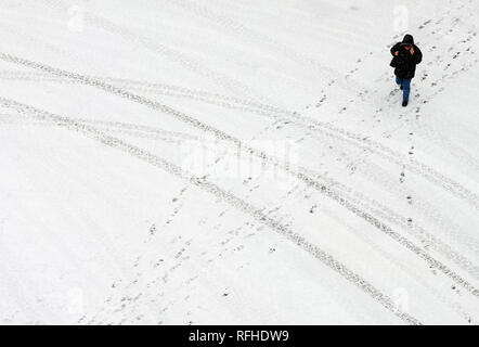 Mnichovo Hradiste, Tschechien. 26 Jan, 2019. Eine Frau geht über eine verschneite Straße. Prognosen gehen davon aus Schnee und eisigen Temperaturen wird in dieser Woche in der Tschechischen Republik weiter. Credit: Slavek Ruta/ZUMA Draht/Alamy leben Nachrichten Stockfoto