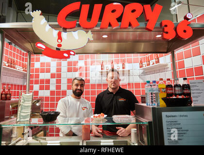 Berlin, Deutschland. 26 Jan, 2019. Adam Granmas (l) und Marco Schultz, Mitarbeiter des berühmten Curry36, Currywurst Braten am letzten Wochenende der Grünen Woche. Quelle: Annette Riedl/dpa/Alamy leben Nachrichten Stockfoto