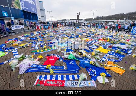 Cardiff, Wales, UK. 26. Januar 2019. Tribute werden von Mitgliedern der Öffentlichkeit zu fussballer Emiliano Sala außerhalb Cardiff City Football Stadion am Samstag, 26 Januar, 2019 Links, nach dem Verschwinden eines Flugzeugs über den Ärmelkanal Anfang dieser Woche, die Sala mit an Bord war. Quelle: Christopher Middleton/Alamy leben Nachrichten Stockfoto