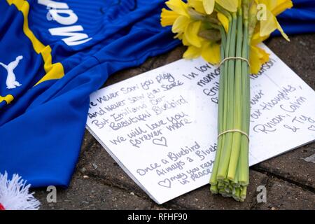 Cardiff, Wales, UK. 26. Januar 2019. Tribute werden von Mitgliedern der Öffentlichkeit zu fussballer Emiliano Sala außerhalb Cardiff City Football Stadion am Samstag, 26 Januar, 2019 Links, nach dem Verschwinden eines Flugzeugs über den Ärmelkanal Anfang dieser Woche, die Sala mit an Bord war. Quelle: Christopher Middleton/Alamy leben Nachrichten Stockfoto