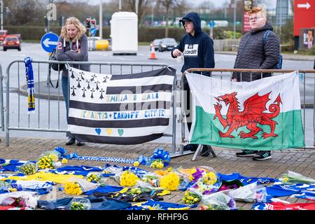 Cardiff, Wales, UK. 26. Januar 2019. Tribute werden von Mitgliedern der Öffentlichkeit zu fussballer Emiliano Sala außerhalb Cardiff City Football Stadion am Samstag, 26 Januar, 2019 Links, nach dem Verschwinden eines Flugzeugs über den Ärmelkanal Anfang dieser Woche, die Sala mit an Bord war. Quelle: Christopher Middleton/Alamy leben Nachrichten Stockfoto