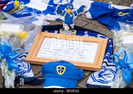 Cardiff, Wales, UK. 26. Januar 2019. Tribute werden von Mitgliedern der Öffentlichkeit zu fussballer Emiliano Sala außerhalb Cardiff City Football Stadion am Samstag, 26 Januar, 2019 Links, nach dem Verschwinden eines Flugzeugs über den Ärmelkanal Anfang dieser Woche, die Sala mit an Bord war. Quelle: Christopher Middleton/Alamy leben Nachrichten Stockfoto