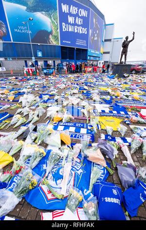 Cardiff, Wales, UK. 26. Januar 2019. Tribute werden von Mitgliedern der Öffentlichkeit zu fussballer Emiliano Sala außerhalb Cardiff City Football Stadion am Samstag, 26 Januar, 2019 Links, nach dem Verschwinden eines Flugzeugs über den Ärmelkanal Anfang dieser Woche, die Sala mit an Bord war. Quelle: Christopher Middleton/Alamy leben Nachrichten Stockfoto